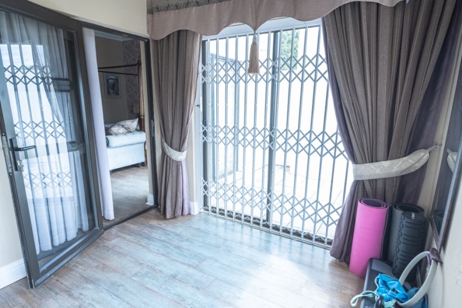 To Let 5 Bedroom Property for Rent in Wilkoppies North West